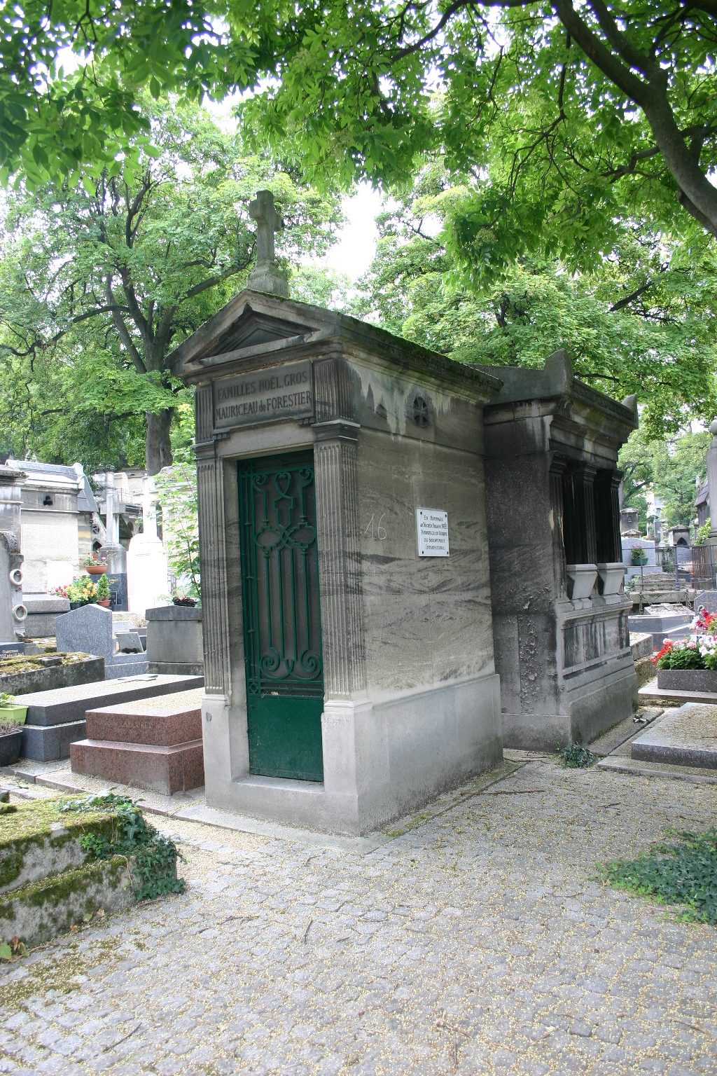 Suzanne Noel's tomb and memorial tablet, Montmartre Cemetery, Paris (1).JPG